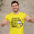 camisa masculina personalizada com texto divertido sobre bebida amarelo